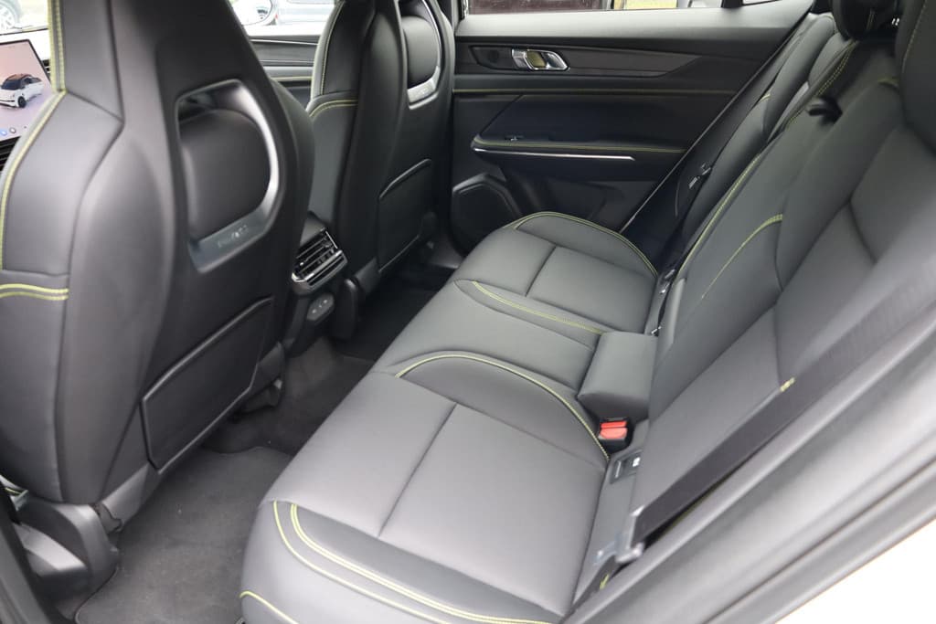 Lynk & Co 01 1.5 4-CYL 280 PK! PHEV MORE thumbnail 6