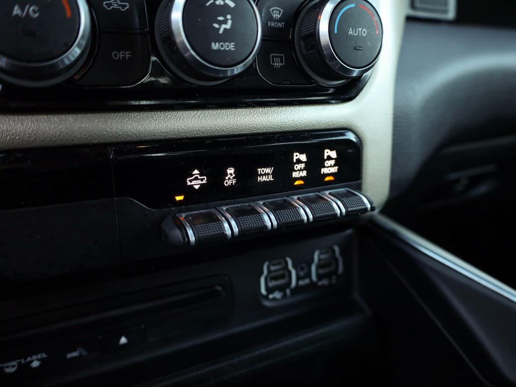 Dodge Ram 1500 5.7 V8 4x4 Crew Cab Laramie thumbnail 12