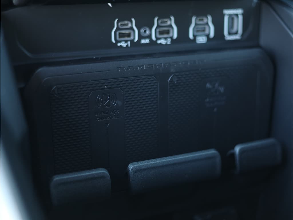 Dodge Ram 1500 2025 3.0L HURRICANE LARAMIE Night thumbnail 31