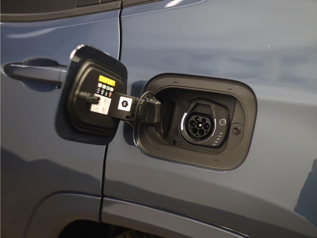 Jeep Compass 4xe 240 Plug-in Hybrid Electric S thumbnail 14