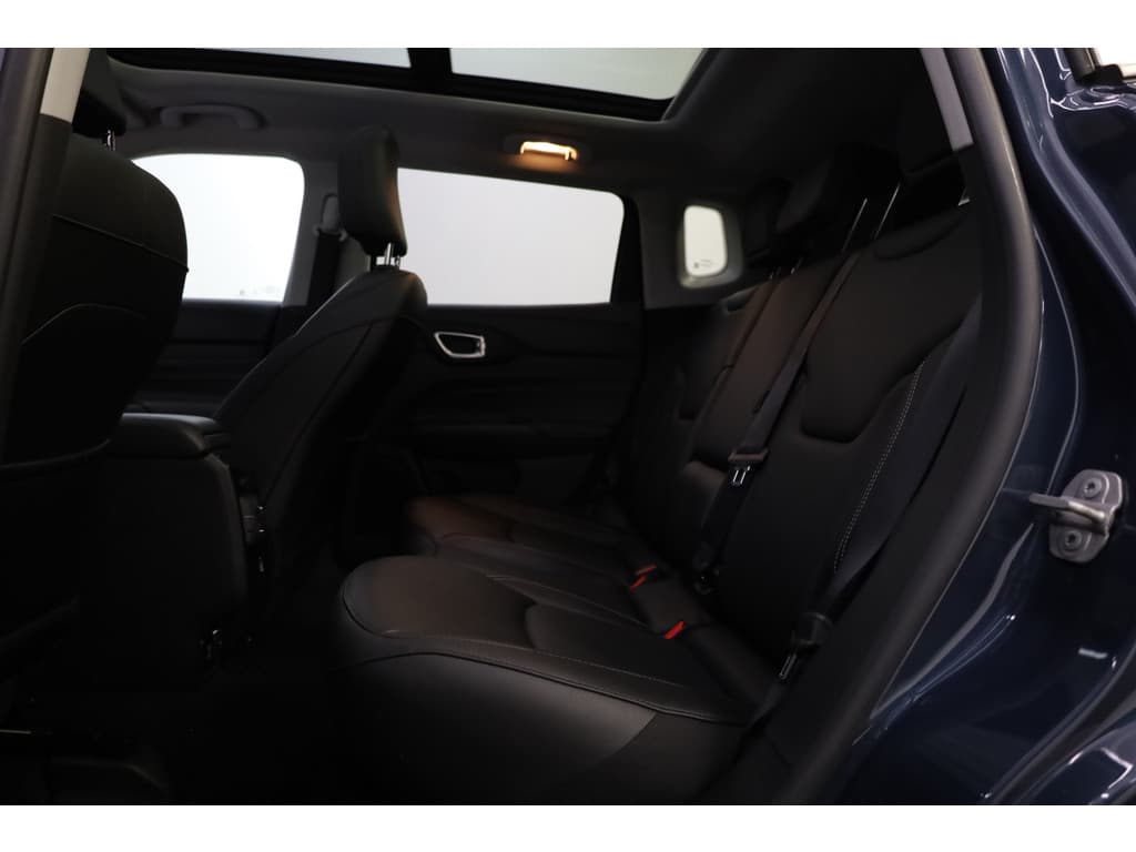 Jeep Compass 4xe 240 Plug-in Hybrid Electric S thumbnail 42