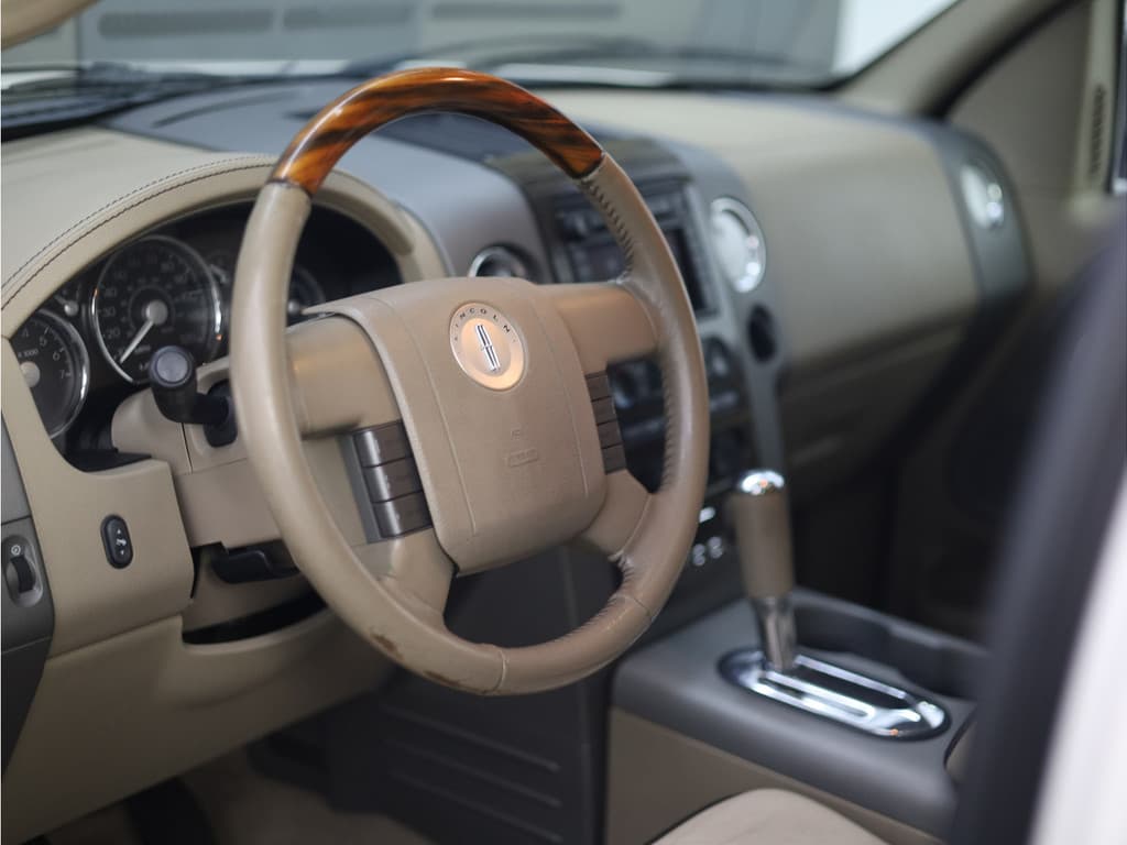 Lincoln MARK LT 5.4L V8 4x4 thumbnail 2