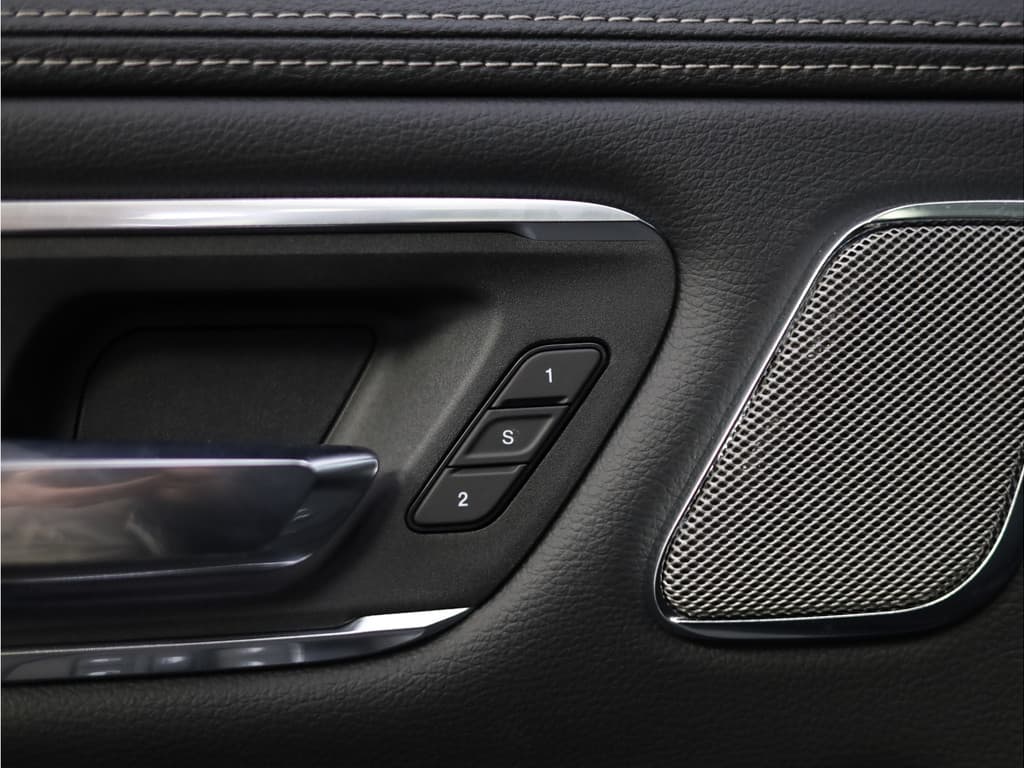 Dodge Ram 1500 2025 3.0L HURRICANE LARAMIE Night thumbnail 32