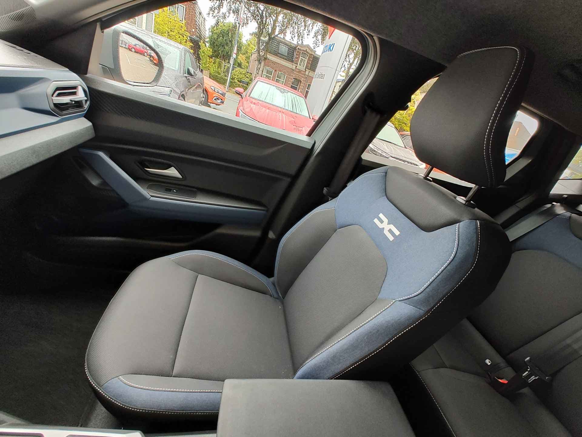 Dacia Duster 1.6 HYBRID 140 JOURNEY AUT. thumbnail 23