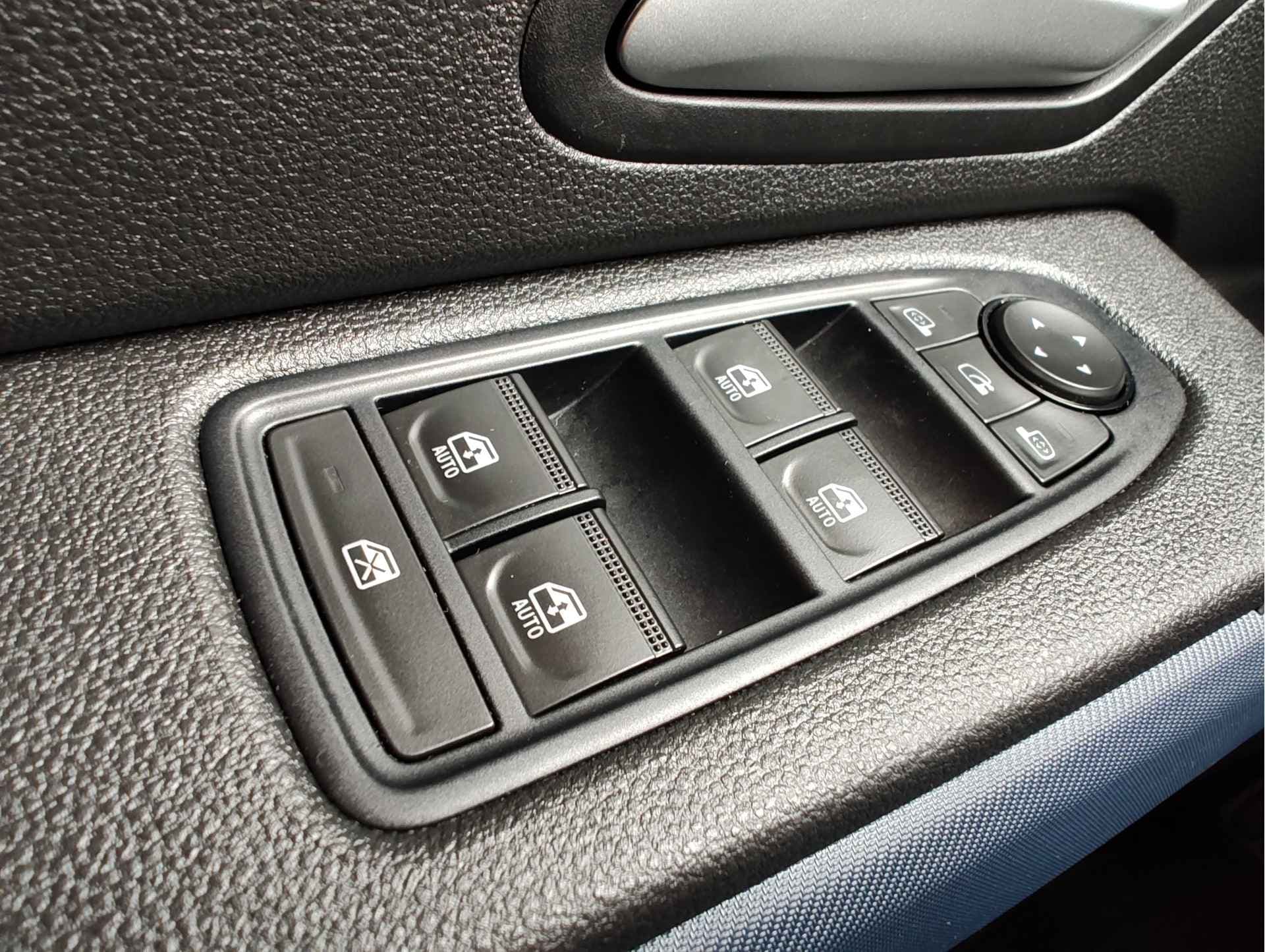 Dacia Duster 1.6 HYBRID 140 JOURNEY AUT. thumbnail 27