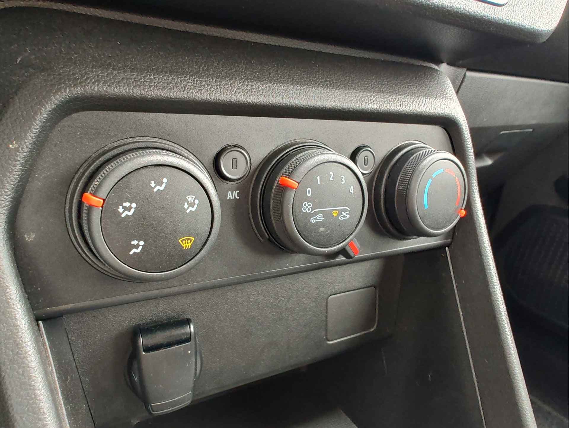 Dacia Sandero 1.0 TCe 90 COMFORT thumbnail 16