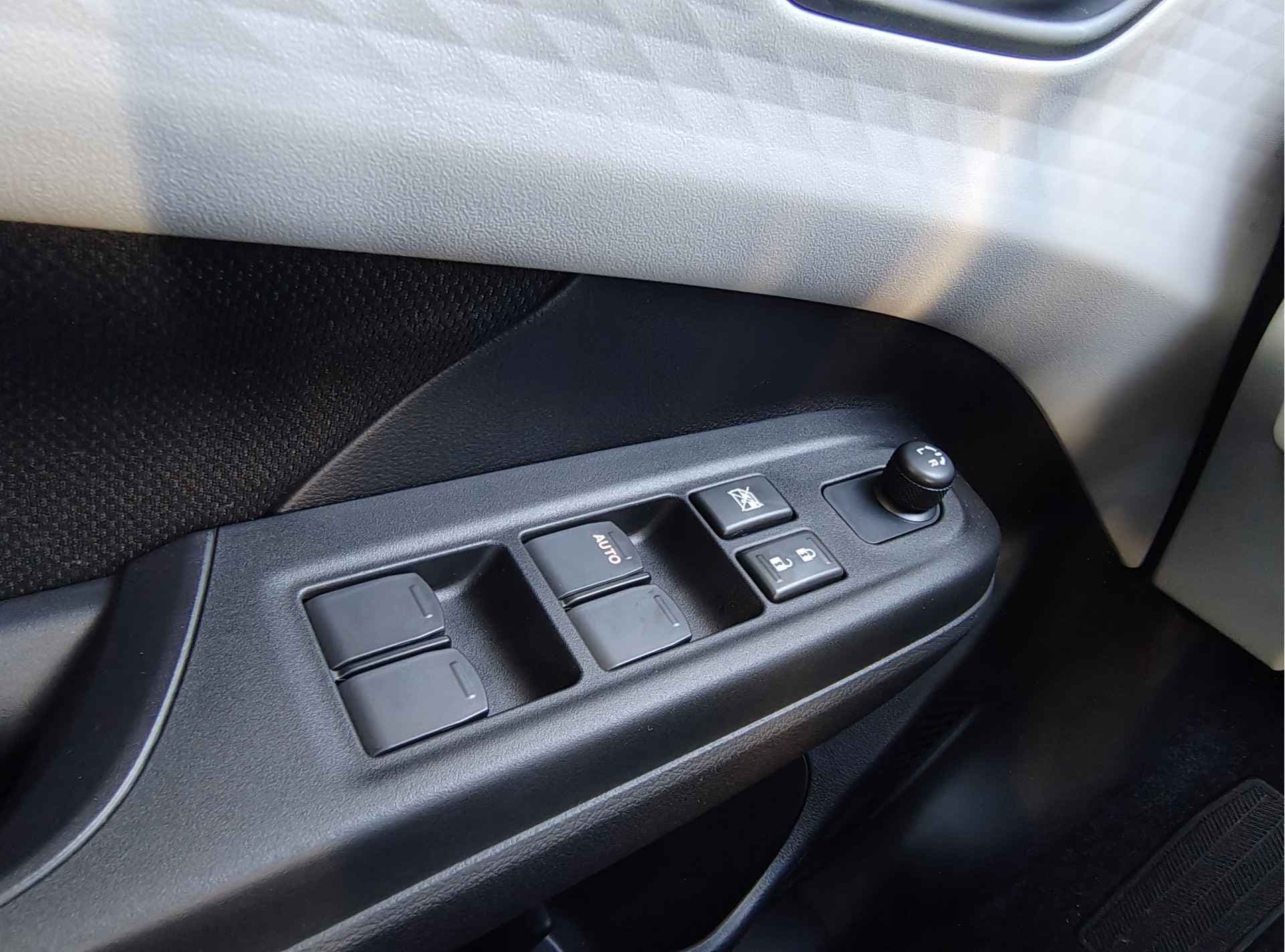 Suzuki Swift 1.2 COMFORT SMART HYBRID thumbnail 25